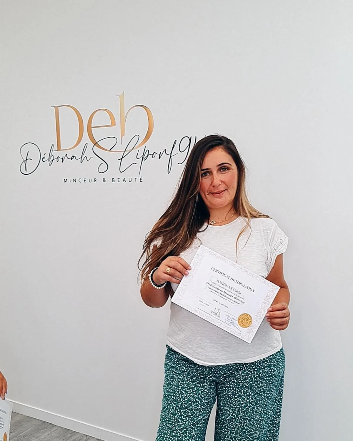 Le mur de certificats, monogramme doré et signature manuscrite